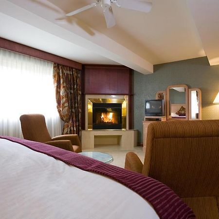 لا مالباي Relais & Chateaux Auberge La Pinsonniere الغرفة الصورة