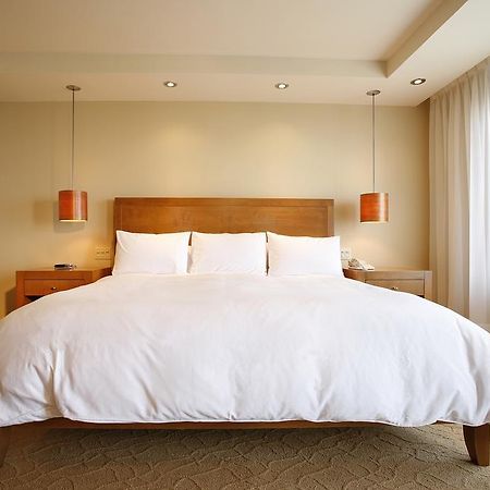 لا مالباي Relais & Chateaux Auberge La Pinsonniere الغرفة الصورة