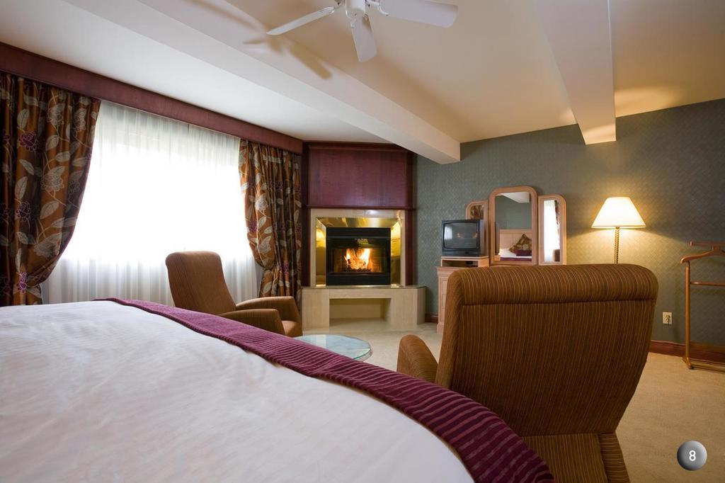 لا مالباي Relais & Chateaux Auberge La Pinsonniere الغرفة الصورة