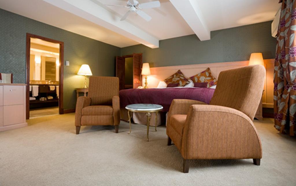 لا مالباي Relais & Chateaux Auberge La Pinsonniere الغرفة الصورة