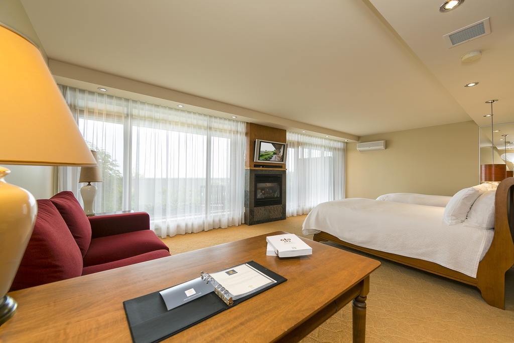 لا مالباي Relais & Chateaux Auberge La Pinsonniere الغرفة الصورة