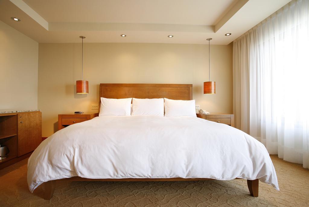 لا مالباي Relais & Chateaux Auberge La Pinsonniere الغرفة الصورة
